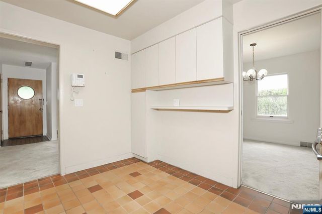 678 Oakley Place, Oradell, NJ 07649