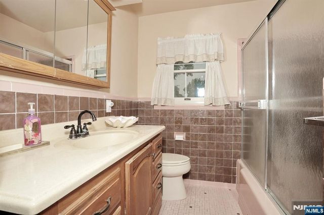 678 Oakley Place, Oradell, NJ 07649