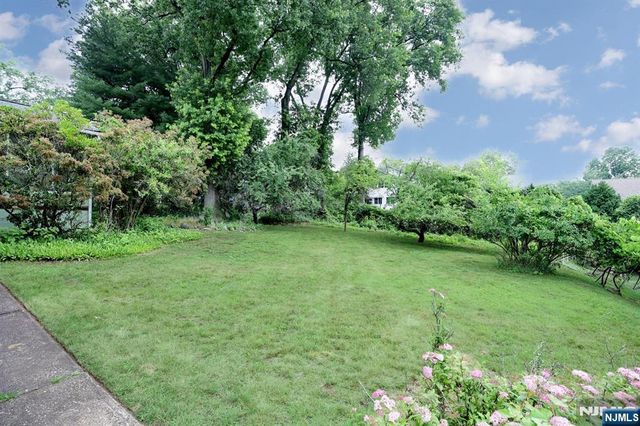 678 Oakley Place, Oradell, NJ 07649
