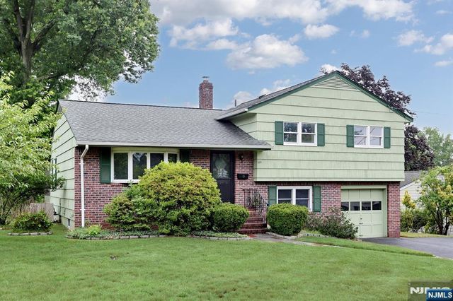 678 Oakley Place, Oradell, NJ 07649