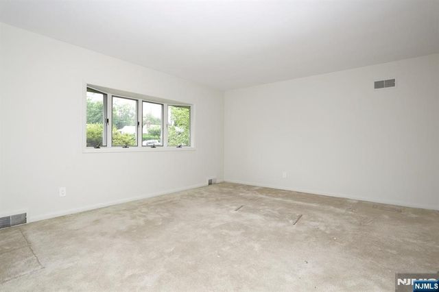 678 Oakley Place, Oradell, NJ 07649