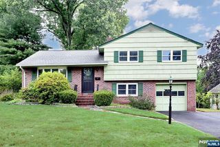 678 Oakley Place, Oradell, NJ 07649