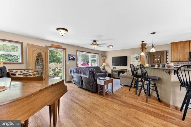 1433 FLINT HILL RD, Coopersburg, PA 18036