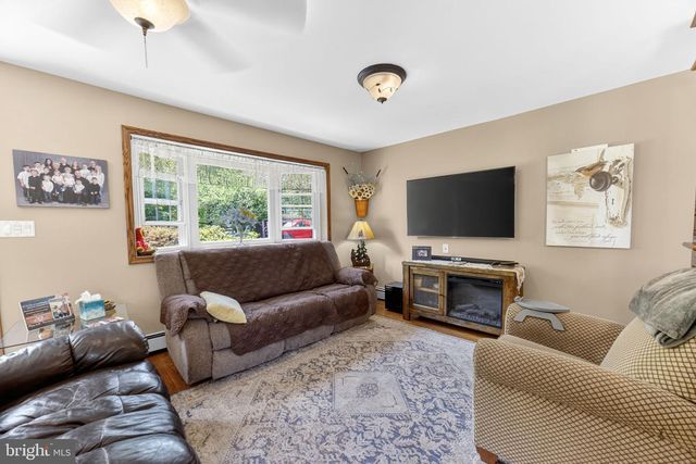 1433 FLINT HILL RD, Coopersburg, PA 18036
