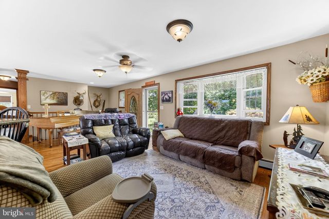 1433 FLINT HILL RD, Coopersburg, PA 18036