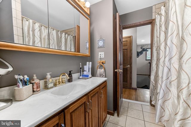 1433 FLINT HILL RD, Coopersburg, PA 18036