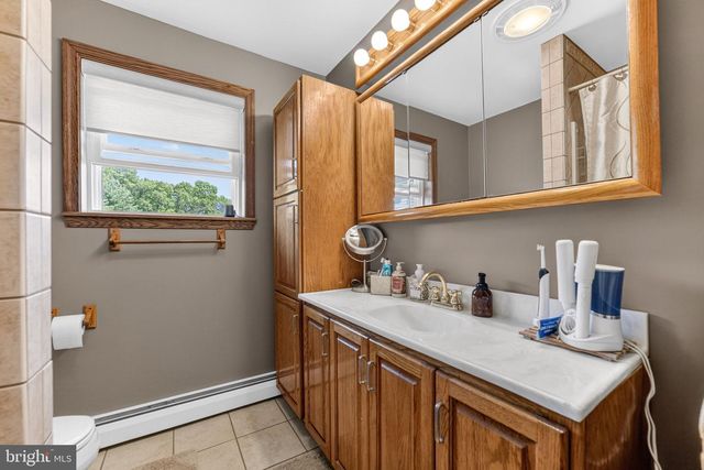1433 FLINT HILL RD, Coopersburg, PA 18036