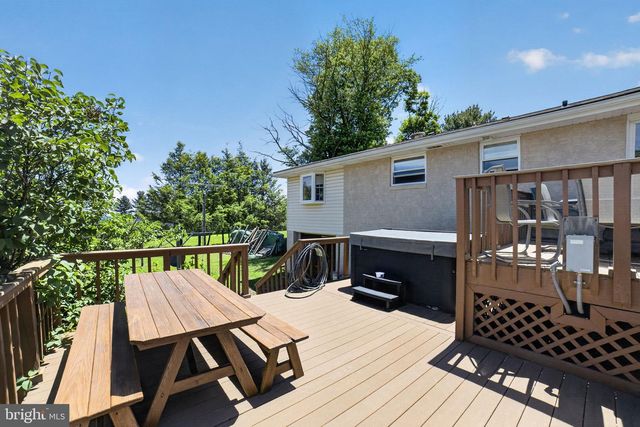 1433 FLINT HILL RD, Coopersburg, PA 18036