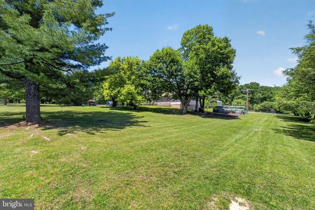 1433 FLINT HILL RD, Coopersburg, PA 18036