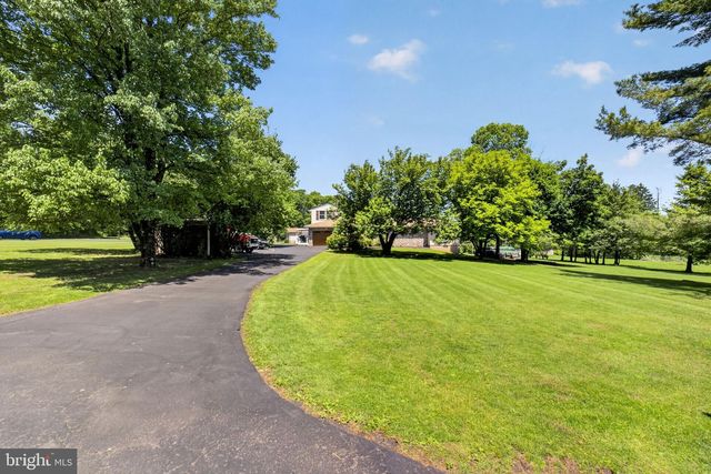 1433 FLINT HILL RD, Coopersburg, PA 18036
