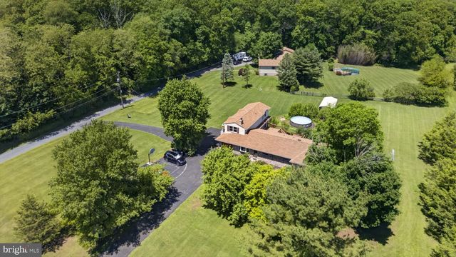 1433 FLINT HILL RD, Coopersburg, PA 18036