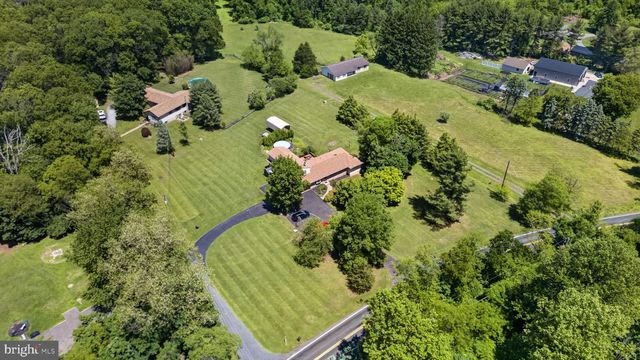 1433 FLINT HILL RD, Coopersburg, PA 18036