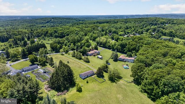 1433 FLINT HILL RD, Coopersburg, PA 18036