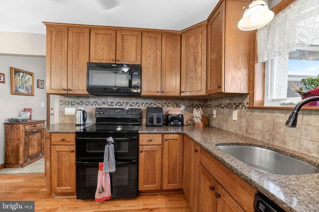 1433 FLINT HILL RD, Coopersburg, PA 18036