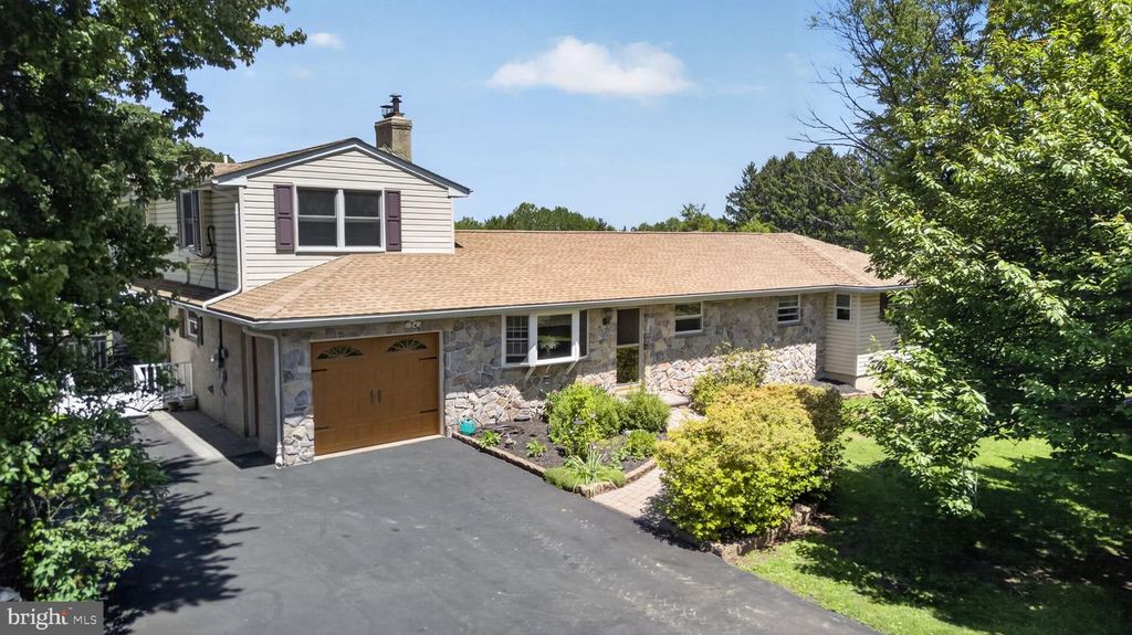 1433 FLINT HILL RD, Coopersburg, PA 18036