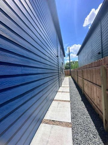 3810 Hiford Drive B, Houston, TX 77047