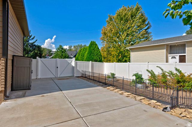 8523 S KELSCH DR, Sandy, UT 84093