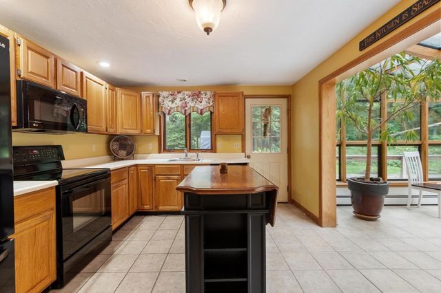 10 Hog Hill Rd, Pepperell, MA 01463
