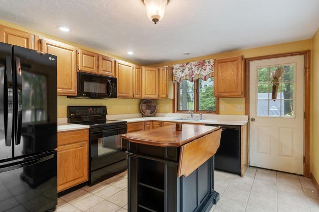 10 Hog Hill Rd, Pepperell, MA 01463