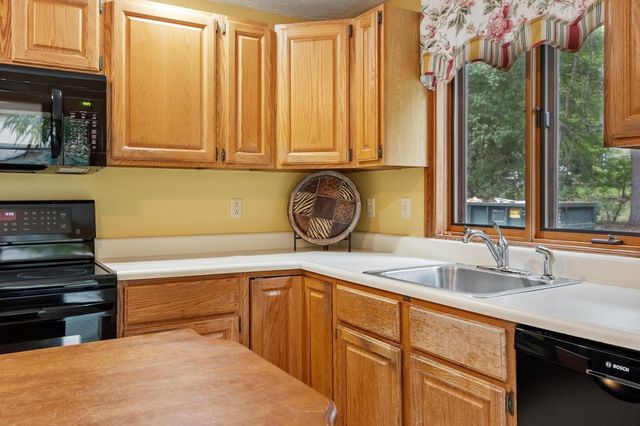 10 Hog Hill Rd, Pepperell, MA 01463