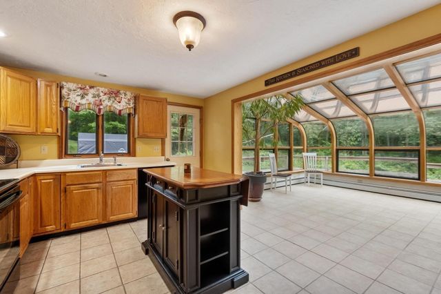 10 Hog Hill Rd, Pepperell, MA 01463