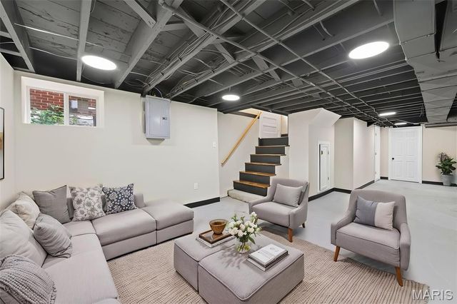 5728 Holly Hills Avenue, St Louis, MO 63109