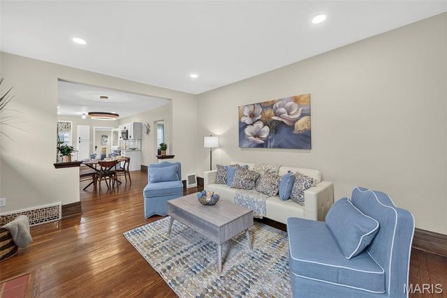 5728 Holly Hills Avenue, St Louis, MO 63109