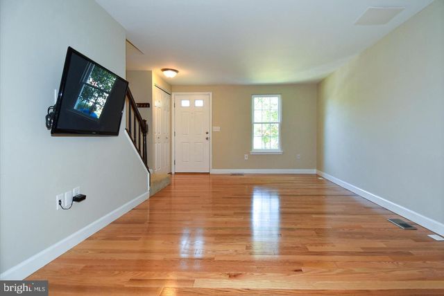 27 MARIAN CT, Sterling, VA 20165
