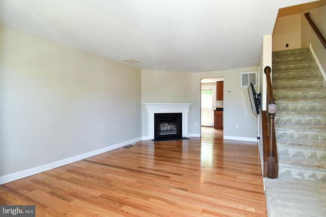 27 MARIAN CT, Sterling, VA 20165