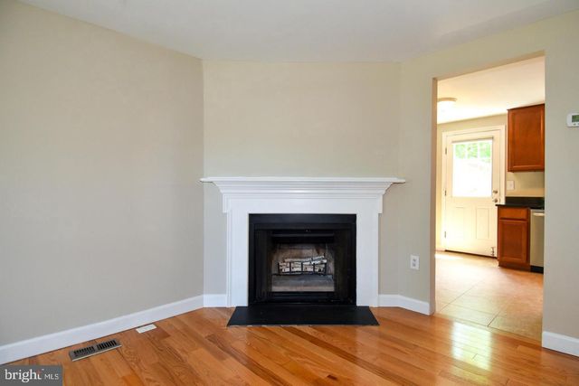 27 MARIAN CT, Sterling, VA 20165