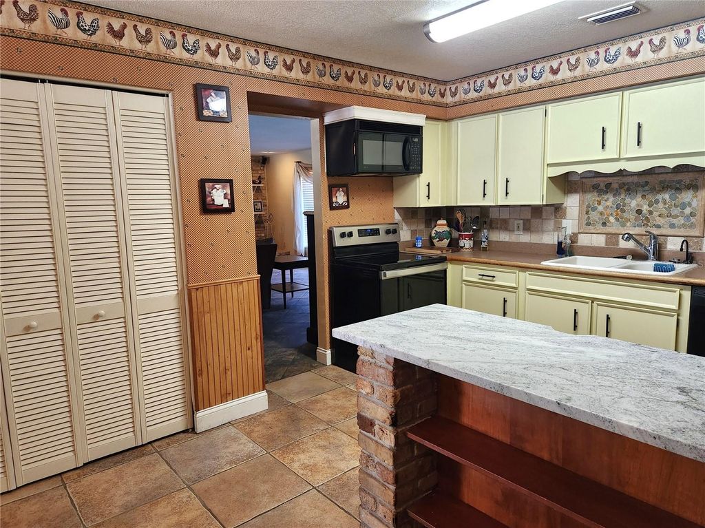 Image 12 of property listing at 400 SE 49TH AVENUE, Ocala, FL 34471