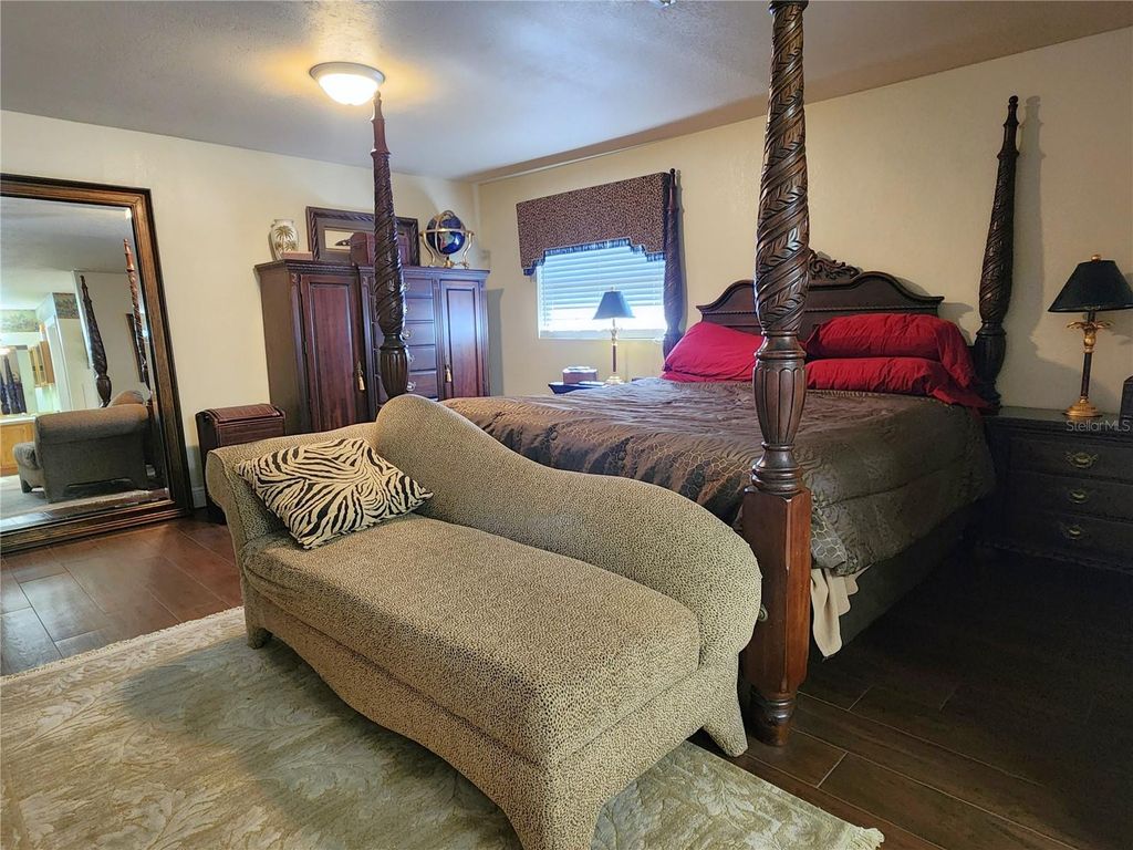 Image 15 of property listing at 400 SE 49TH AVENUE, Ocala, FL 34471