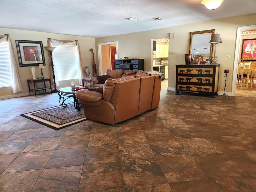 Image 4 of property listing at 400 SE 49TH AVENUE, Ocala, FL 34471