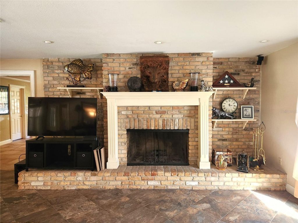 Image 6 of property listing at 400 SE 49TH AVENUE, Ocala, FL 34471