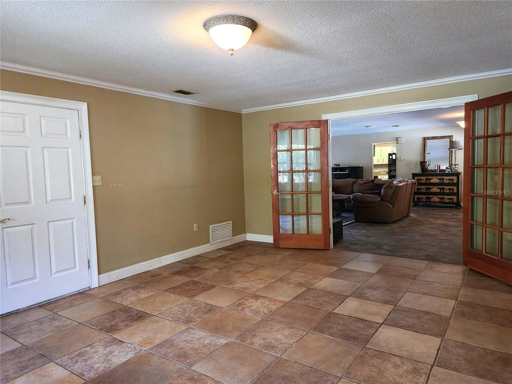 Image 9 of property listing at 400 SE 49TH AVENUE, Ocala, FL 34471
