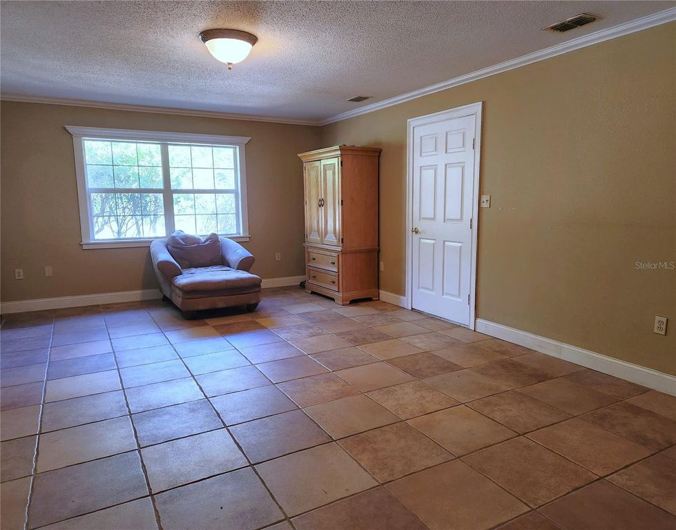 Image 10 of property listing at 400 SE 49TH AVENUE, Ocala, FL 34471