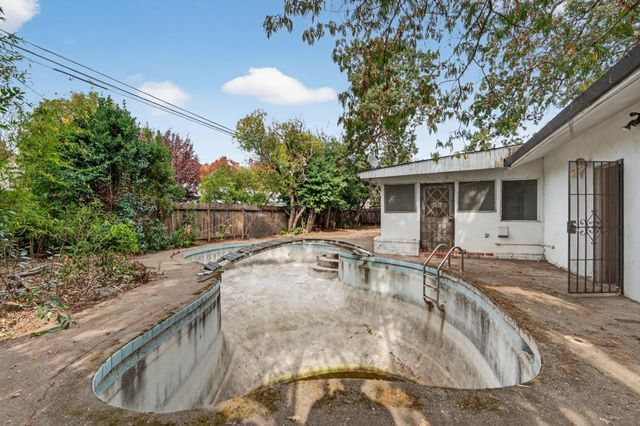 7517 Parkwoods Dr, Stockton, CA 95207