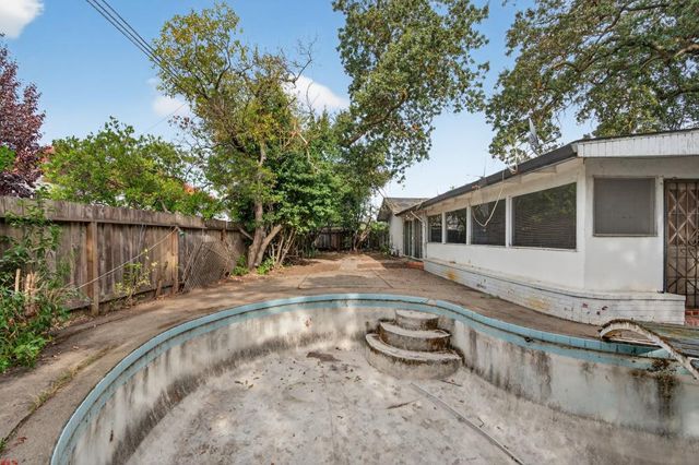 7517 Parkwoods Dr, Stockton, CA 95207