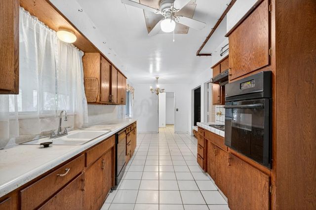 7517 Parkwoods Dr, Stockton, CA 95207