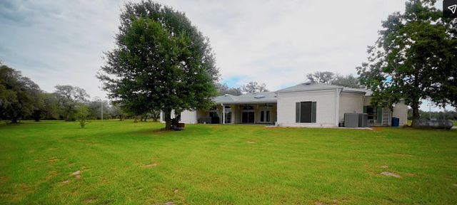 1218 Forest Oak Drive, Altair, TX 77442
