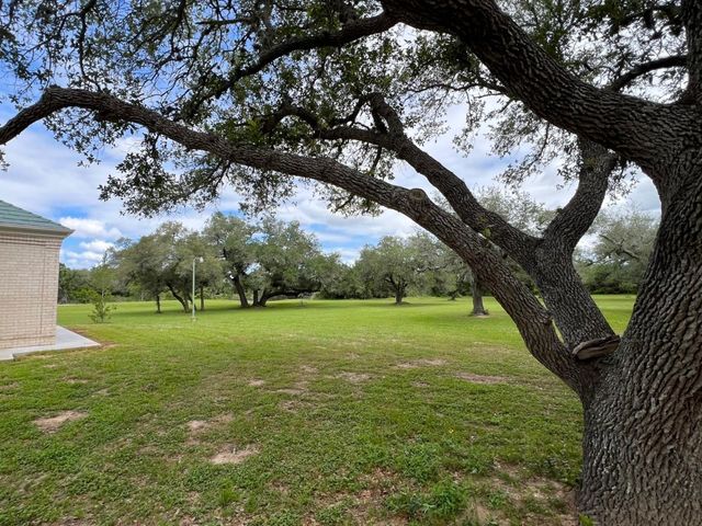 1218 Forest Oak Drive, Altair, TX 77442
