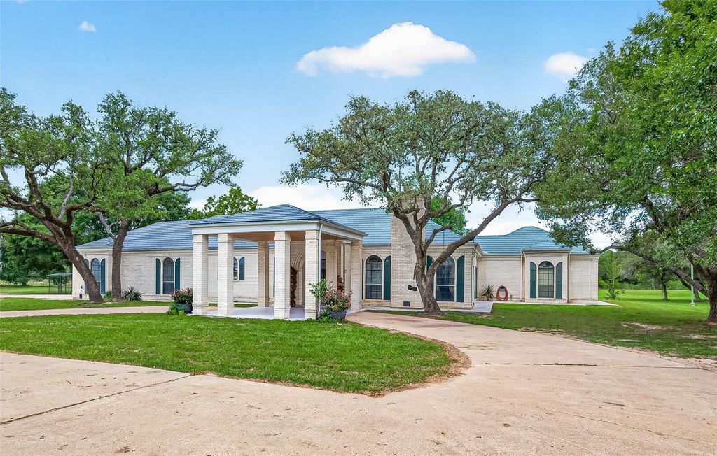 1218 Forest Oak Drive, Altair, TX 77442