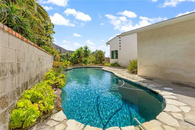 5661 Ladybird, La Jolla, CA 92037