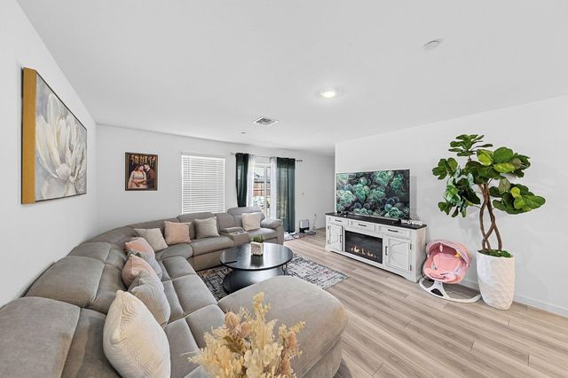 7473 Penfield Dr, Sacramento, CA 95829