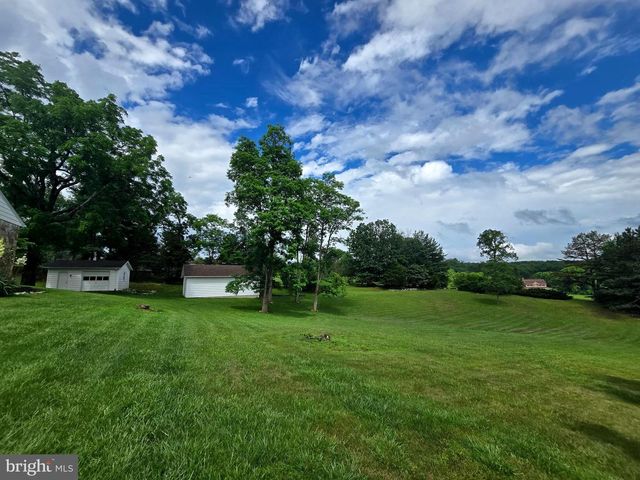 107 SPRING VALLEY DR, Berkeley Springs, WV 25411