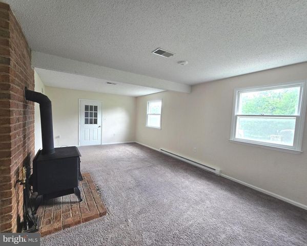 107 SPRING VALLEY DR, Berkeley Springs, WV 25411
