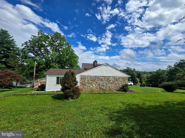 107 SPRING VALLEY DR, Berkeley Springs, WV 25411