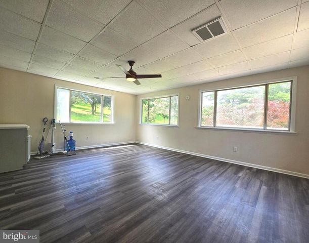 107 SPRING VALLEY DR, Berkeley Springs, WV 25411