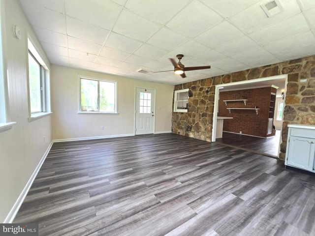 107 SPRING VALLEY DR, Berkeley Springs, WV 25411