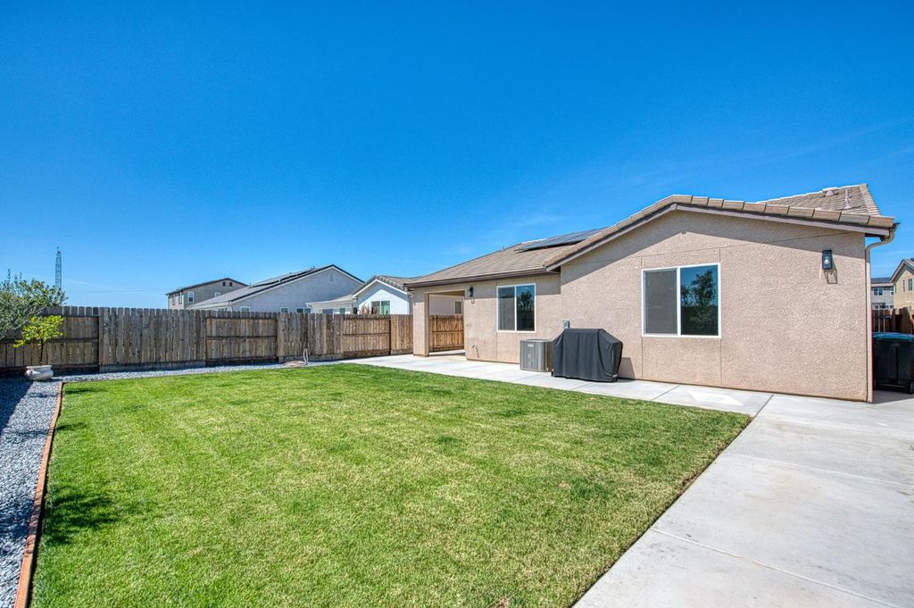 Image 2 of property listing at 1275 Traverse Drive S, Madera, CA 93636
